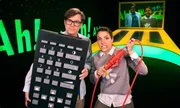 Clarissa und Ralph stehen pünktlich zu Sendungsbeginn im „Wissen macht Ah!“-Studio, aber irgendetwas stimmt nicht. Clarissa kann Ralph nicht sehen und nicht hören. Mit einer riesigen Fernbedienung versucht Ralph, die Sendung anzuhalten. Clarissa und Ralph stehen pünktlich zu Sendungsbeginn im „Wissen macht Ah!“-Studio, aber irgendetwas stimmt nicht. Clarissa kann Ralph nicht sehen und nicht hören. Mit einer riesigen Fernbedienung versucht Ralph, die Sendung anzuhalten.