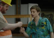 Aaron (Philip Müller, r.) bittet den Bauarbeiter (Lutz Heineking, l.) ein Foto von ihm im Sand zu machen. Aaron (Philip Müller, r.) bittet den Bauarbeiter (Lutz Heineking, l.) ein Foto von ihm im Sand zu machen.