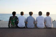 Fünf Jungs freuen sich auf eine spannende WG-Zeit ohne Eltern in Nizza. Fünf Jungs freuen sich auf eine spannende WG-Zeit ohne Eltern in Nizza.