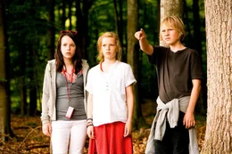 Jonas (Joshua Berman) zeigt Karla (Elena Arndt-Jensen) und Katrine (Nanna Finding) das verlassene Haus.