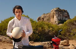 Joe (Kostja Ullmann), der mit seiner Familie Urlaub auf Mallorca macht, beobachtet die attraktive Rosemarie am Strand und kann seinen Blick nicht von ihr wenden.