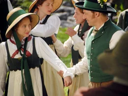 Liebe auf den ersten Blick: Erzherzog Johann (Tobias Moretti, r.) fordert Anna (Anna Maria M&uuml;he, l.) zum Tanz auf.