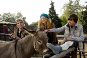 Fritz Fuchs (Guido Hammesfahr, l.) und Bastian (Bruno Schubert, r.) helfen Tierpflegerin Mara (Laura Lo Zito). Fritz Fuchs (Guido Hammesfahr, l.) und Bastian (Bruno Schubert, r.) helfen Tierpflegerin Mara (Laura Lo Zito).