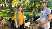 Stefan zeigt Anna ihre Aufgaben als Hirtin. Stefan zeigt Anna ihre Aufgaben als Hirtin.