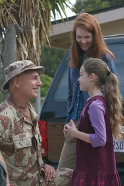 W&auml;hrend Gibbs (Mark Harmon, l.) im Koma liegt, tr&auml;umt er von fr&uuml;heren Zeiten, als seine Frau (Darby Stanchfield, M.) und seine Tochter (Mary Mouser, r.) noch am Leben waren ...