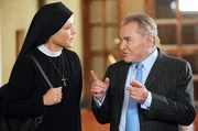 B&uuml;rgermeister W&ouml;ller (Fritz Wepper, r.) und Schwester Hanna (Janina Hartwig, l.) nach der Testamentser&ouml;ffnung.
