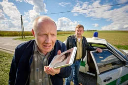 v.li.: Rudi Birkenberger (Simon Schwarz), Franz Eberhofer (Sebastian Bezzel).