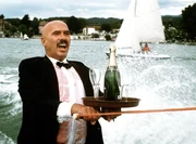 Der Kellner Josip (Otto W. Retzer) bedient seine G&auml;ste auch per Wasserski.