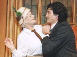 Elisabeth Wiedemann als verhuschte Romanschriftstellerin Josephine Zillerthal und Winfried Glatzeder als Egon Sch&ouml;ller, dem wegen eines Sprachfehlers die Schauspielkarriere versagt blieb.
