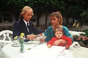 Carola (Olivia Pascal mit Baby Benjamin: Andreas Winterhalder) hat sich bei Brinkmanns gut eingelebt. Der Postbote Berti (Frank Schöder) ist ein glühender Verehrer von ihr. Carola (Olivia Pascal mit Baby Benjamin: Andreas Winterhalder) hat sich bei Brinkmanns gut eingelebt. Der Postbote Berti (Frank Schöder) ist ein glühender Verehrer von ihr.