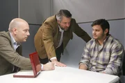 Eine Goldkette, die bei der Toten gefunden wird, führt Stadler (Dieter Fischer, M.) und Loibl (Stephan Zinner, l.) zu Steffen Waigand (Roland von Kummant, r.), der unglücklich in das Opfer verliebt war. Eine Goldkette, die bei der Toten gefunden wird, führt Stadler (Dieter Fischer, M.) und Loibl (Stephan Zinner, l.) zu Steffen Waigand (Roland von Kummant, r.), der unglücklich in das Opfer verliebt war.