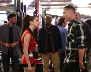 vorne, l-r: Melanie (Caitlin Carver), Jake 'Dim' Butler (Eric Winter)