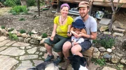Barbara und Stefan leben mit Hunden, Katzen, Hühnern, Baby und einer Ziegenherde auf dem Bockerlhof in Niederösterreich. Barbara und Stefan leben mit Hunden, Katzen, Hühnern, Baby und einer Ziegenherde auf dem Bockerlhof in Niederösterreich.