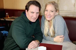 Robert Palfrader (Herbert), Janine Kunze (Jenny).