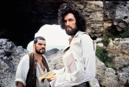 L-R: Jacopo (Luis Guzm&aacute;n), Edmond Dant&egrave;s (James Caviezel)