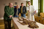 v.li.: Moratschek (Sigi Zimmerschied), Rudi Birkenberger (Simon Schwarz), Franz Eberhofer (Sebastian Bezzel), Pathologe G&uuml;nther (Michael Ostrowski).