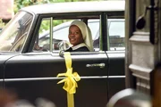 Schwester Lela (Denise M'Baye) f&auml;hrt das reparierte Auto vor