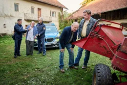 vorne, v.li.: Rudi Birkenberger (Simon Schwarz), Franz Eberhofer (Sebastian Bezzel).
