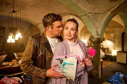 Franz Eberhofer (Sebastian Bezzel), Susi (Lisa Maria Potthoff).