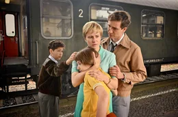 Die &uuml;berzeugte Kommunistin Marlis (Susanne Bormann) und ihr regimekritischer Ehemann Gerd (Jan Krauter) m&uuml;ssen eine Entscheidung f&uuml;r sich und ihre Kinder Elke (Klara Metten) und Willi (Kolja Rashed, li.) treffen.