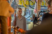 Eine verwirrte Frau (Mavie H&ouml;rbiger) kommt blutverschmiert ins "Rattlinger".