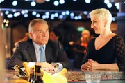 Frau Ritter (Alexandra Prusa) und W&ouml;ller (Fritz Wepper) beim Tanzen. W&ouml;ller kann nicht mehr.