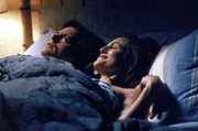 Nach einer kurzweiligen Nacht mit der attraktiven Zauberkünstlerin besteht Kaari (Noelle Beck, r.) darauf, Mike (Michael J. Fox, l.) ihren Eltern vorzustellen. Nach einer kurzweiligen Nacht mit der attraktiven Zauberkünstlerin besteht Kaari (Noelle Beck, r.) darauf, Mike (Michael J. Fox, l.) ihren Eltern vorzustellen.