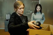 Ellie Stocker (Julia Jentsch, l.) und Yela Antic (Franziska von Harsdorf, r.)