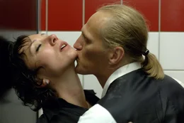 Alex (Ursula Strauss) vergn&uuml;gt sich mit Br&auml;utigam Norbert (Georg Friedrich) an dessen Hochzeitstag.