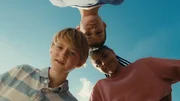 Wiggert, Sven (Brandon River Coene) und Alicia (Amee Liv Martina) sind besorgt: Hamza ist auf der Flucht einfach umgefallen. Wiggert, Sven (Brandon River Coene) und Alicia (Amee Liv Martina) sind besorgt: Hamza ist auf der Flucht einfach umgefallen.