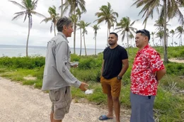 Tsunami-Forscher Jose Borrero (li.) spricht mit Augenzeugen, um die zeitliche Abfolge der Ereignisse am 15. Januar 2022 zu rekonstruieren.
