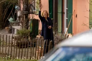 Anneliese Freese (Michaela May) denkt, dass ihr wertvolles Gemälde bei der Polizei gut aufgehoben ist Anneliese Freese (Michaela May) denkt, dass ihr wertvolles Gemälde bei der Polizei gut aufgehoben ist