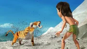 Moglis Plan glückt: Die Bienen greifen Shir Khan an und Mogli kann fliehen. Moglis Plan glückt: Die Bienen greifen Shir Khan an und Mogli kann fliehen.