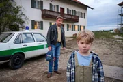 Franz Eberhofer (Sebastian Bezzel, hinter).