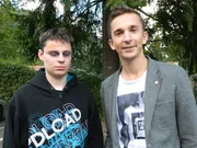 Eric Mayer (rechts) macht den Test. Er versucht sich ohne Augen fortzubewegen. Wie der blinde Dave Janischak (links) Eric Mayer (rechts) macht den Test. Er versucht sich ohne Augen fortzubewegen. Wie der blinde Dave Janischak (links)