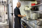 K&uuml;chenchef Micka&euml;l Lorini verr&auml;t seine Geheimnisse f&uuml;r eine perfekte Quenelle-Zubereitung.