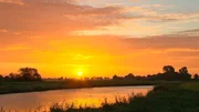 Sonnenaufgang über einem Seitenarm der Leda. Sonnenaufgang über einem Seitenarm der Leda.