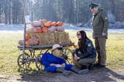 Dem Revier wurde ein Toter an der Landstra&szlig;e gemeldet. Dort angekommen m&uuml;ssen Sabine Kaiser (Katharina M&uuml;ller- Elmau, m.) und Riedl (Paul Sedlmeir, r.) feststellen, es handelt sich "nur" um eine Vogelscheuche.