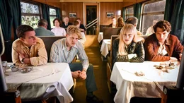 Karriere im Osten oder Unsicherheit im Westen (v. li. n. re.:) Peter (Johannes Meister), Siggi (Karl Schaper), Carla (Alli Neumann) und Sasha Goldberg (Jeff Wilbusch) disktutieren.