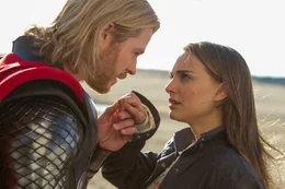 Dank Jane (Natalie Portman, r.) lernt Thor (Chris Hemsworth, l.), was es hei&szlig;t Mensch zu sein und schafft es die Attribute in sich zu erkennen, die ihn zu einem K&ouml;nig machen w&uuml;rden, wenn Loki nicht w&auml;re ...