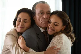 Familienidyll? Isabel (Marie-Lou Sellem, li.), Arthur (Heiner Lauterbach) und Antonia (Janina Uhse, re.)