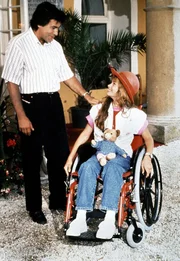 Der Hoteldirektor Lennie (Roy Black) kümmert sich um die gelähmte Sandra (Ariane Mühlmann), die ausgerechnet an ihrem Geburtstag von den Eltern allein im Hotel abgesetzt worden ist. Der Hoteldirektor Lennie (Roy Black) kümmert sich um die gelähmte Sandra (Ariane Mühlmann), die ausgerechnet an ihrem Geburtstag von den Eltern allein im Hotel abgesetzt worden ist.