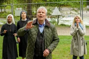 Betty erklimmt die Felswand. Schwester Hanna und der Graf verhindern schlimmeres (v.li.: Denise M&rsquo;Baye, Janina Hartwig, Peter Sattmann, Christina Rainer).