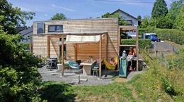 Lena und Alex leben mit ihrer Tochter und zwei Katzen auf 18 Quadratmeter Wohnfl&auml;che im Tiny House &ndash; mit gro&szlig;em Garten.
