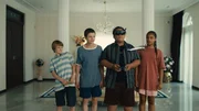 In seinem Haus lässt Hamza unter den Augen von Wiggert, Sven und Alicia (Amee Liv Martina) eine Drohne fliegen. In seinem Haus lässt Hamza unter den Augen von Wiggert, Sven und Alicia (Amee Liv Martina) eine Drohne fliegen.