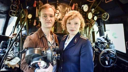 Der DEFA-Filmreporter Kurt Blochwitz (Vincent Redetzki) macht einen Film &uuml;ber die Lokf&uuml;hrerin Edith Salzmann (Luisa-C&eacute;line Gaffron).