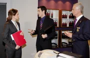 Als Mark (Arne Stephan, M.) der Verlegung des Concierge-Meetings ins "Aden" eine Absage erteilt, muss Marcel (Thomas Engel, r.) befürchten, dass er seine südamerikanische Prinzessin niemals sehen wird. Karin (Birge Funke, l.) kann das nicht verstehen ... Als Mark (Arne Stephan, M.) der Verlegung des Concierge-Meetings ins "Aden" eine Absage erteilt, muss Marcel (Thomas Engel, r.) befürchten, dass er seine südamerikanische Prinzessin niemals sehen wird. Karin (Birge Funke, l.) kann das nicht verstehen ...