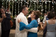 Billy Herrera (Andy Garcia, l.); Ingrid Herrera (Gloria Estefan, r.)