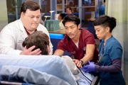 (l-r) Connor Perkins als Zach Hudgins, Brian Tee als Ethan Choi, Lynnette Li als Nurse Nancy