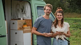 Melinda (r) und Dawid haben f&uuml;r ihr Leben im Van ihre Jobs und Wohnungen gek&uuml;ndigt